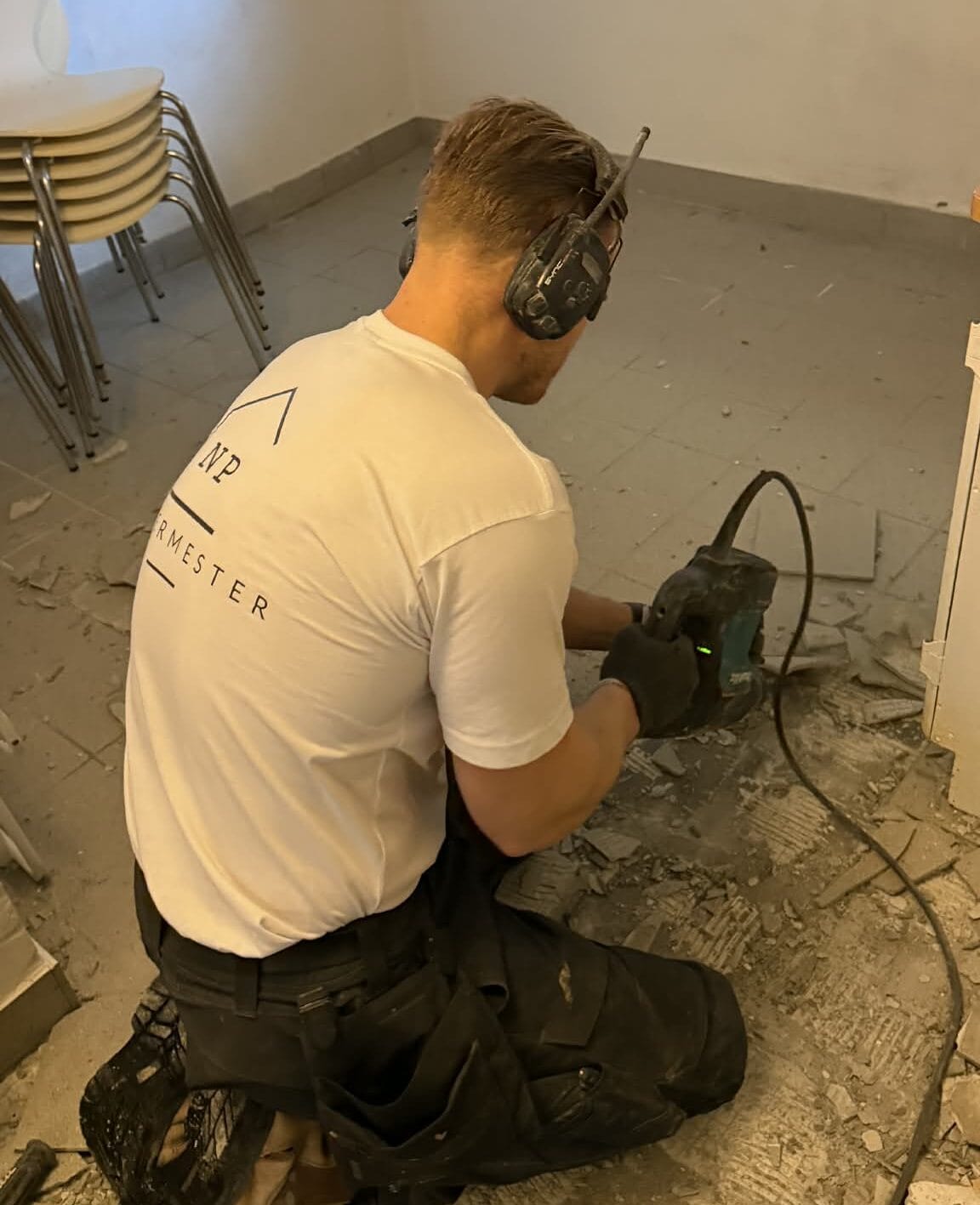 Flisemurer i en kælder