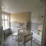 Renovering af badeværelse under nedrivning: gammel puds og maling er slået af væggene