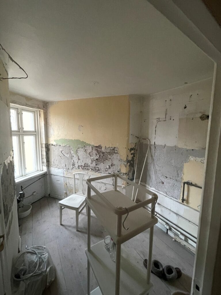 Forside 2 Renovering af badeværelse under nedrivning: gammel puds og maling er slået af væggene