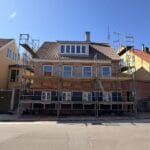 Vinterskader på murværk udbedres: murstensfacade under stillads i Fredericia